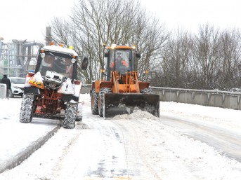 В выходной на мостовских улицах работало много снегоочищальной техники