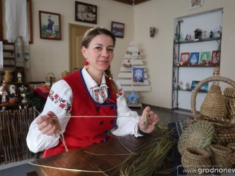 Мастер из Мостов превращает траву в модные изделия