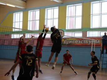 Спорт, азарт, командный дух: в Мостах прошёл открытый турнир по волейболу памяти воина-интернационалиста Александра Савчука