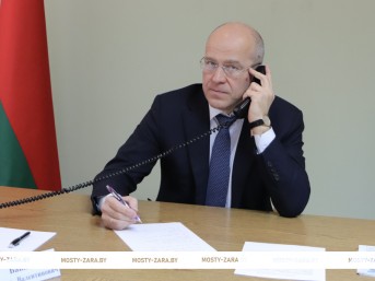 Сенатор Валентин Байко провёл приём граждан и прямую телефонную линию в Мостовском райисполкоме