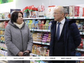 В рамках работы в округе сенатор Валентин Байко промониторил цены и ассортимент товаров в магазине «Родны кут» в Мостах