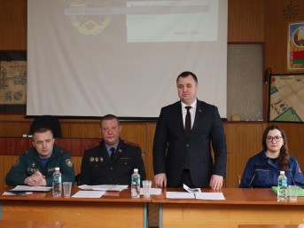 Готовы к любым вызовам: в трудовых коллективах Мостовщины обсудили оборонительный потенциал белорусской армии