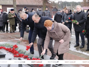 С памятью в сердцах! Мостовчане почтили память героев войны, возложили цветы к братской могиле по улице Советской