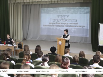 Приём граждан, встреча с населением и диалоговая площадка с молодёжью – как прошла работа в округе депутата Палаты представителей Надежды Хальцовой