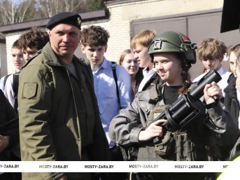 Стать на некоторое время сотрудником ДПС, подружиться со смышлёной Торой и примерить экипировку ОМОНа – всё это смогли мостовские старшеклассники