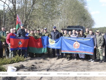 Сотрудники правоохранительных органов Мостовского района приняли участие в акции «Лес! Дабро! Парадак!»