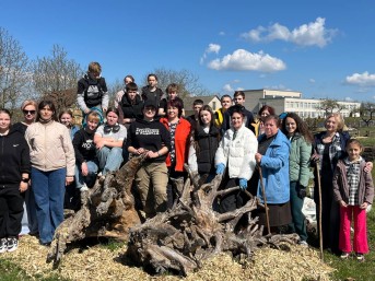 Сделаем Мостовщину краше: жители агрогородка Мосты Правые, работники сельсовета, педагоги и школьники дружно вышли на республиканский субботник