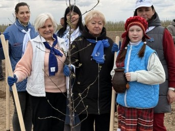 Актив Белорусского союза женщин Гродненщины высадил яблоневую аллею в рамках республиканской акции «Яблоневый сад»