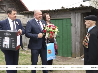 Спасибо за мирную жизнь! С наступающим Днём Победы на Мостовщине поздравили ветерана Великой Отечественной войны Николая Михайловича Бобко