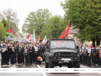 1418 шагов к Победе – с торжественного шествия начались праздничные мероприятия в честь Великой Победы в Мостах