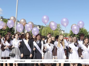 Спасибо всем, кто был рядом! Торжественная линейка состоялась в СШ №5 г.Мосты имени Василия Леонтьевича Володося