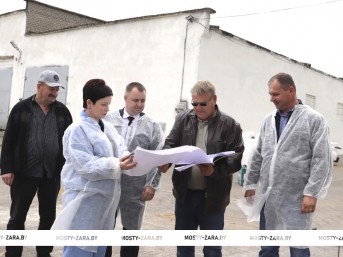Первый заместитель председателя райисполкома Роман Рублик и депутат Надежда Хальцова ознакомились со строительством профилакториев для телят