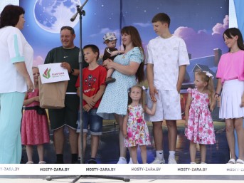 Масты злучаюць берагі, каханне – сэрцы: яркія моманты сямейнага фестывалю, што ладзіўся ў Мастах Правых, у матэрыяле журналіста “Зары над Нёманам”