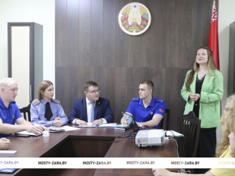 Быть внимательными и бдительными: с молодыми сотрудниками Мостовского филиала ОПО и ЦСОН встретились областная и районная группы информирования