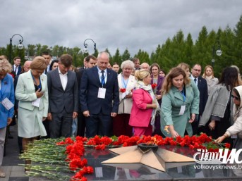 Фотофакт. Наш общий долг - хранить память. Делегация Гродненской области приняла участие в церемонии возложения цветов к Вечному огню в Парке Победы в селе Дивеево