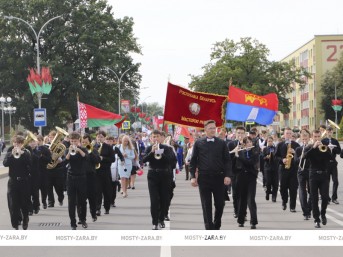 С праздником, любимый город! Праздничным шествием тружеников села, трудовых и творческих коллективов начался праздник города Мосты