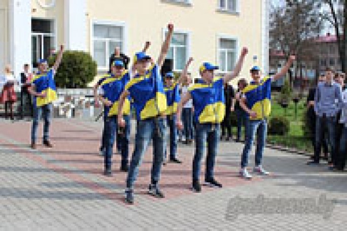 Ребята из колледжа коммунального хозяйства станцевали против наркотиков