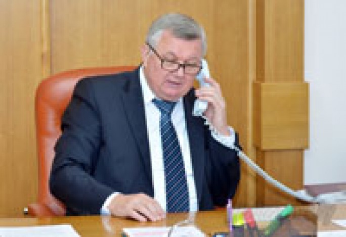 Прямую телефонную линию сегодня провел первый заместитель председателя облисполкома Иван Жук