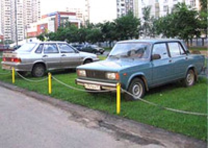 Припарковали машину на газоне? Получите штраф в 350 000 рублей!