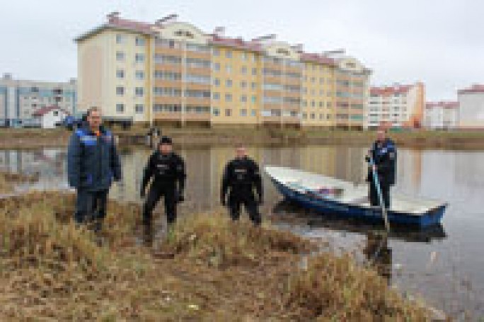 Водолазы на озере