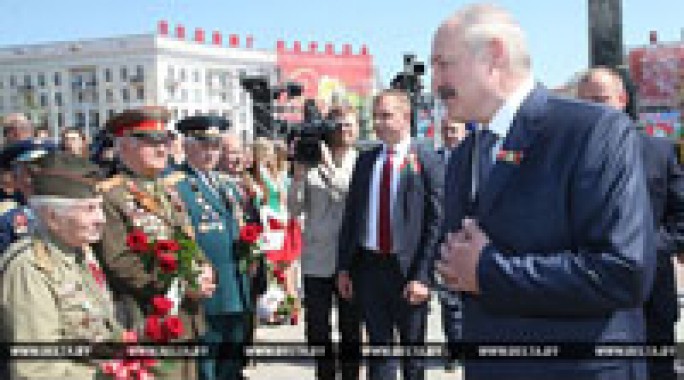Президент Беларуси поздравил ветеранов с Днем Победы и за все их поблагодарил
