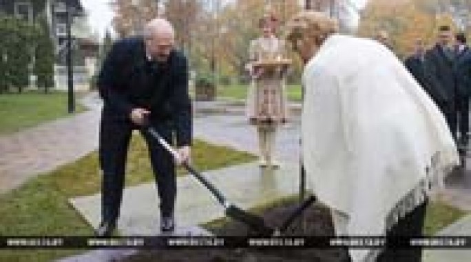 А. Лукашенко принял участие в посадке Дерева мира и устойчивого развития в честь 70-летия ООН
