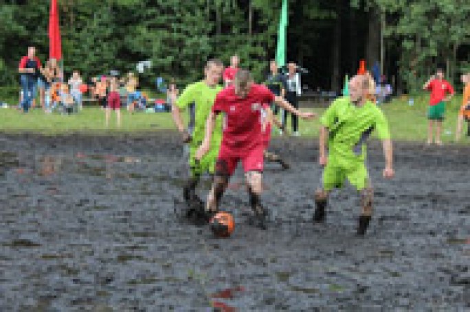«Люди на болоте», или футбол в грязи