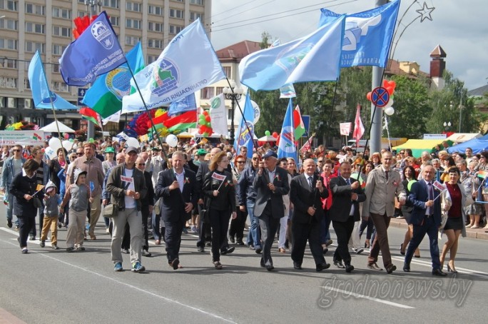 Парад и праздничное шествие прошли в центре Гродно