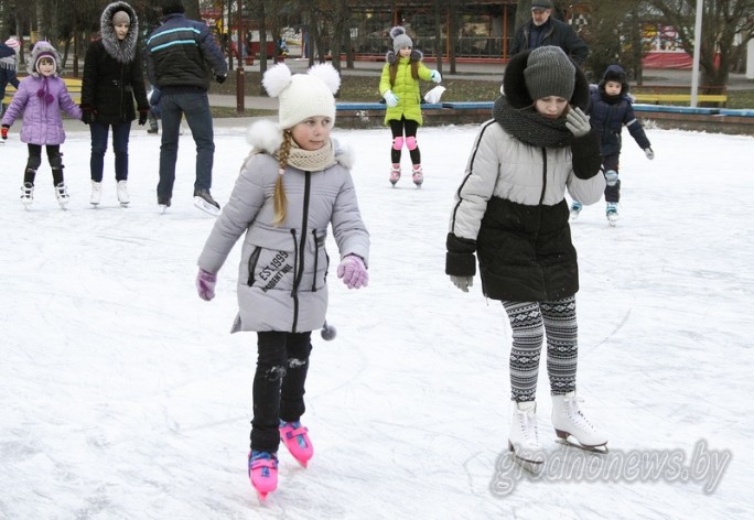 Встретили зиму на коньках. В области залито более 320 школьных катков
