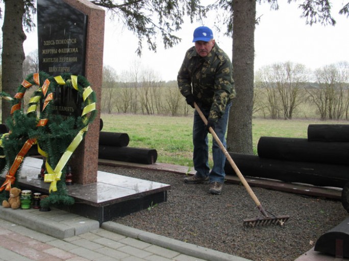 Профсоюзы Гродненской области благоустроили мемориальный комплекс «Шауличи» Волковысского района