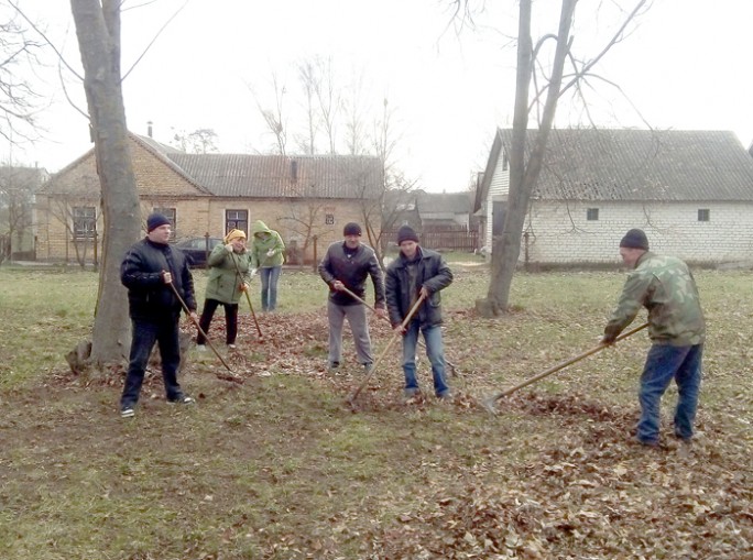 Актыўна працавалі на суботніку ў Гудзевічах