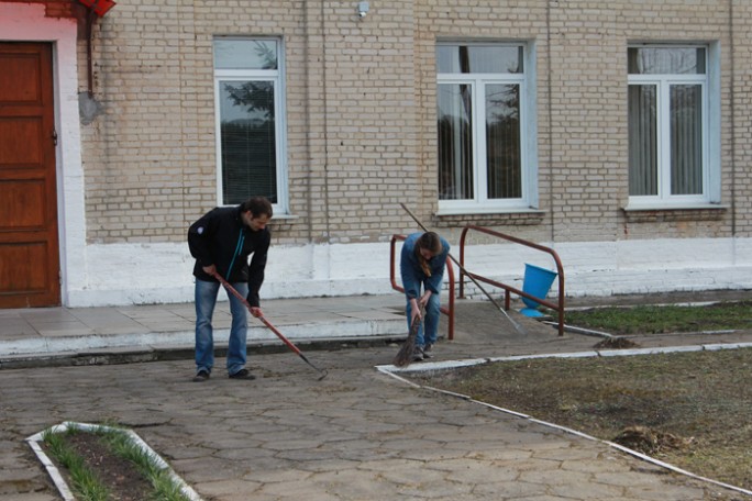 Активно трудился на субботнике персонал Куриловичской участковой больницы