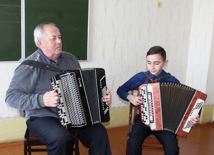 Юный баянист из Правых Мостов Василий Романовский стал третьим в областном конкурсе