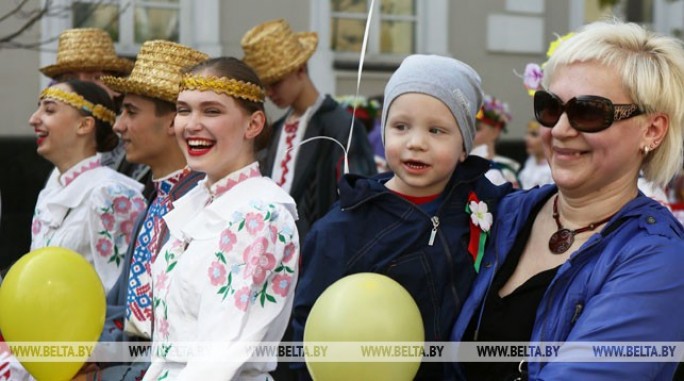 В Гродно 1 Мая отметили парадом профессий и открытием сезона фонтанов