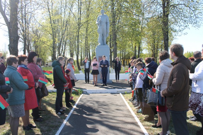 В агрогородках Мостовщины встречали участников автопробега «От памятника к памятнику»