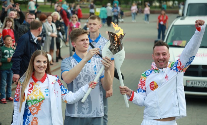 Олимпийские чемпионы, певец, ректор и супермодель. В центре Гродно прошла эстафета огня «Пламя мира»