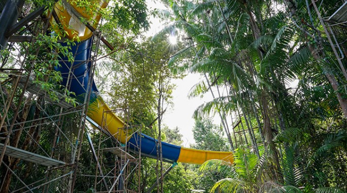 Четыре минуты езды по джунглям: в Малайзии строят самую длинную водную горку в мире
