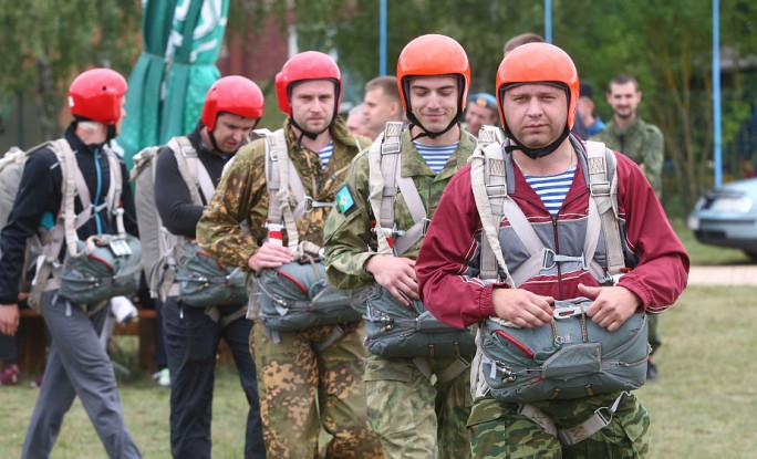 Праздник на 800-х метрах. Десантники отметили День ВДВ прыжками с парашютом