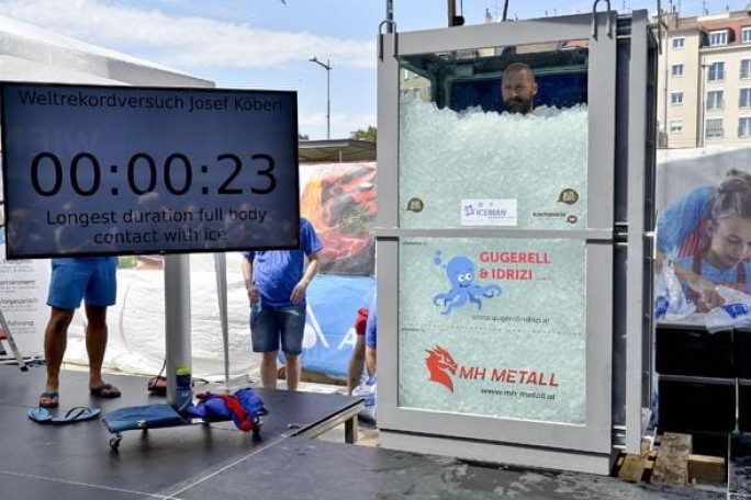 Австриец 2 часа просидел в контейнере со льдом и установил рекорд