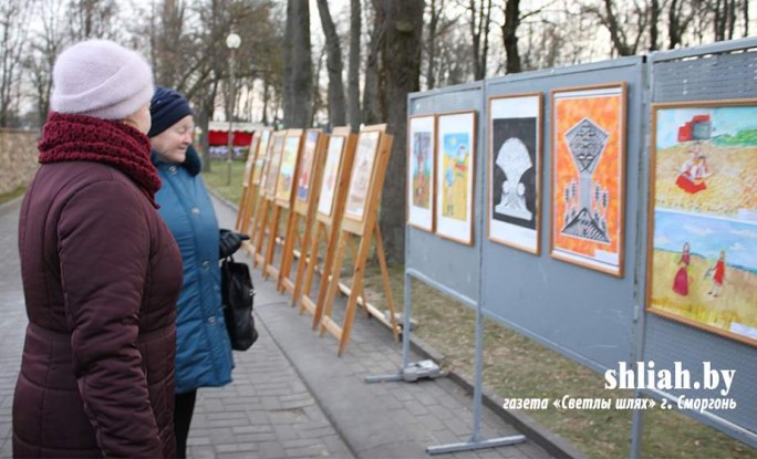 У гарадскім парку Смаргоні адкрылі выставу мастацкіх работ «Дажыначны вернісаж»