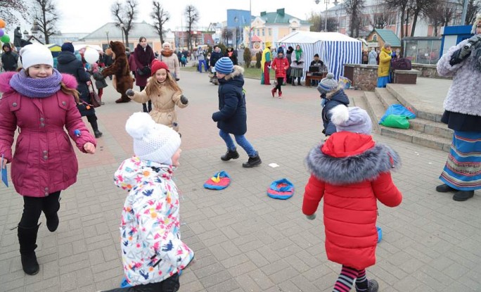 “100 друзей”, батлейка и кругосветное путешествие: как развлекались маленькие гости “Дажынак” на детской площадке