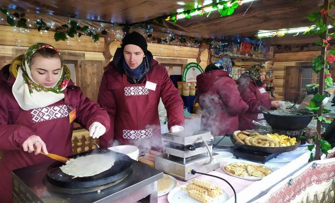 Запеченный гусь, луковые пирожные и сосиска в вафельном «панцире». Самые аппетитные подробности с масштабного фудкорта «Дажынак»