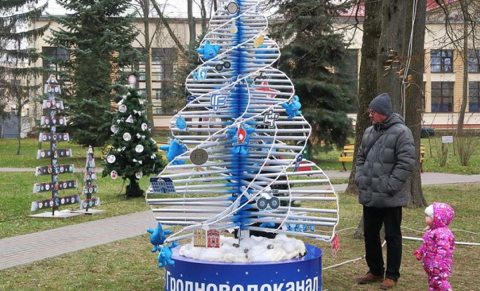 Более 40 нестандартных атрибутов Нового года. В Гродно открылась аллея дизайнерских елок