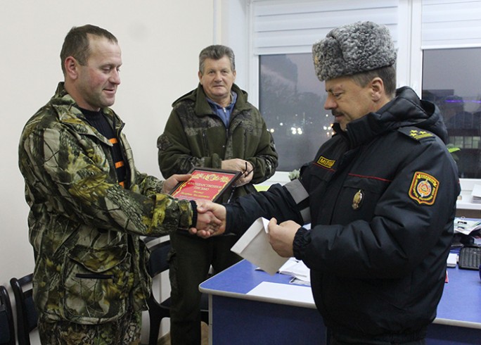 Начальник Мостовского РОВД Эдуард Шестак поблагодарил Валерия Масюка за достойный поступок