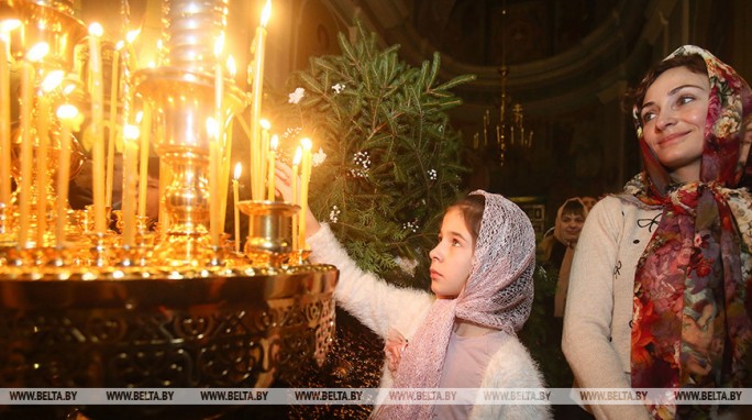 Православные верующие празднуют Рождество Христово