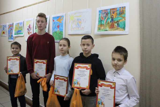 Юные мостовчане приняли участие в выставке  рисунков «Малюю#75»