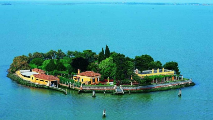Целый остров решили продать в Венеции