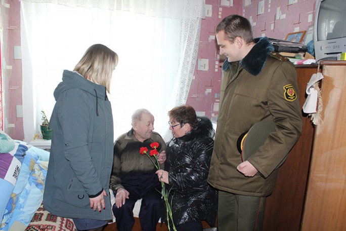 В преддверии 23 февраля мостовских ветеранов поздравили с праздником