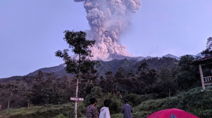 В Индонезии на острове Ява проснулся вулкан