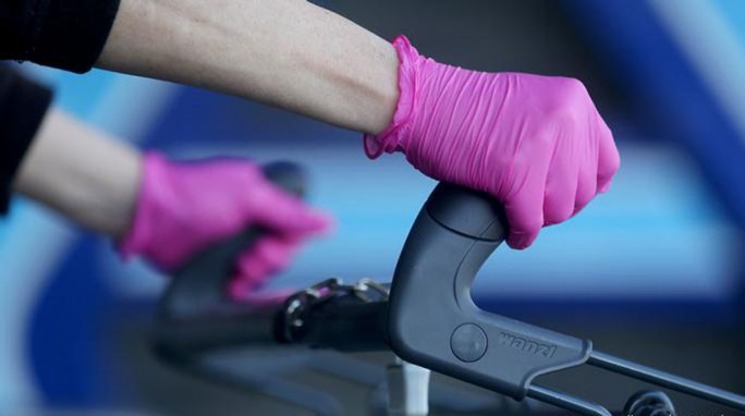 Одноразовые перчатки во время пандемии приносят больше вреда, чем пользы - ученые